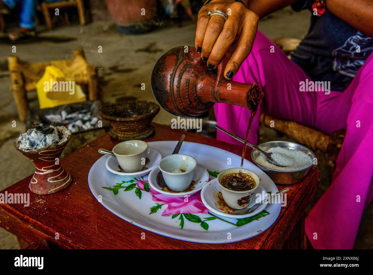 Caffè servito in una pentola tradizionale, Keren, Eritrea, Africa Foto Stock