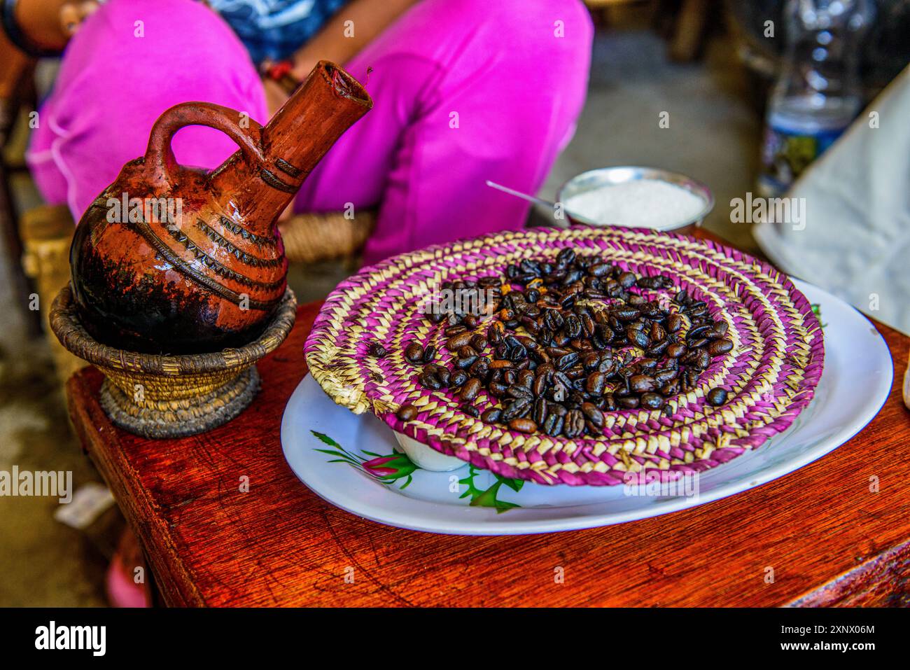 Chicchi di caffè appena tostati, Keren, Eritrea, Africa Foto Stock