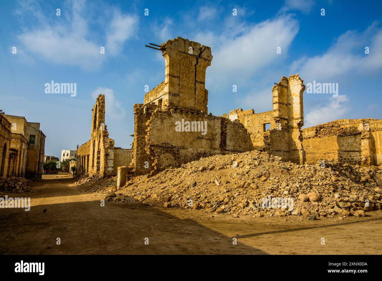 Casa bombardata in rovina nella vecchia città portuale di Massawa, Eritrea, Africa Foto Stock