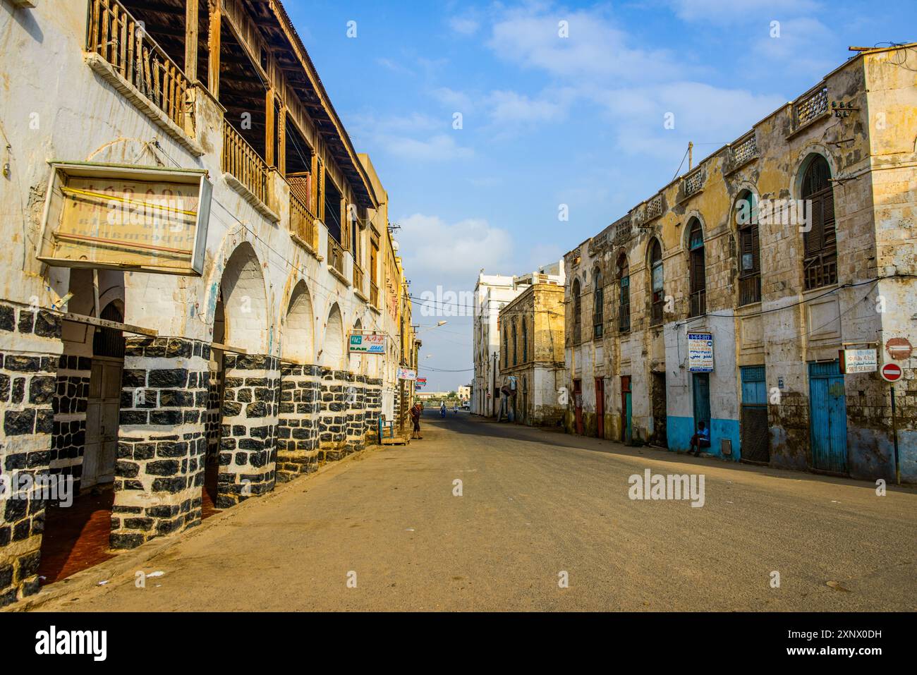 Strada principale con edifici coloniali nella vecchia città portuale di Massawa, Eritrea, Africa Foto Stock