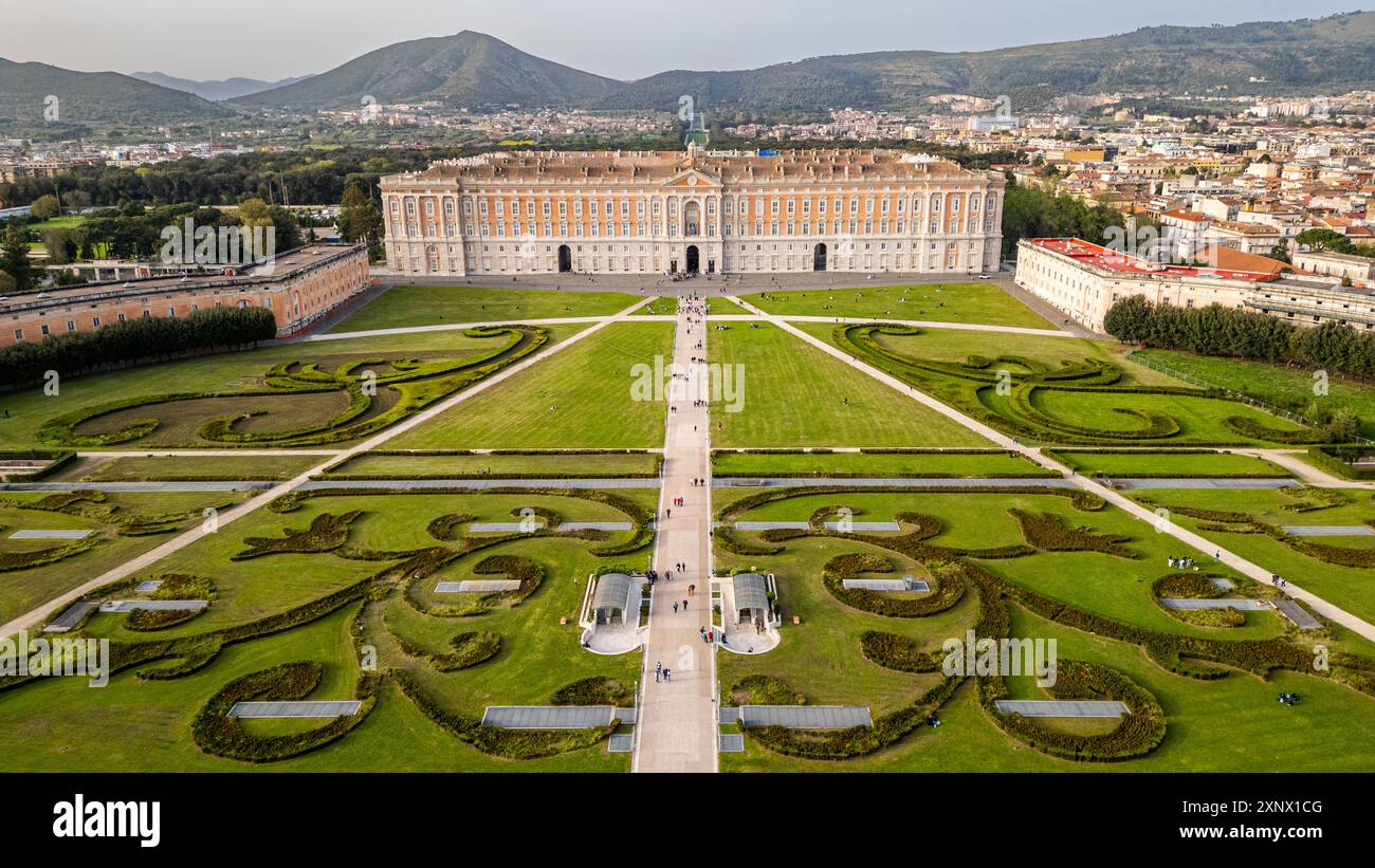 Aerea della Reggia di Caserta, sito patrimonio dell'umanità dell'UNESCO, Campania, Italia, Europa Foto Stock