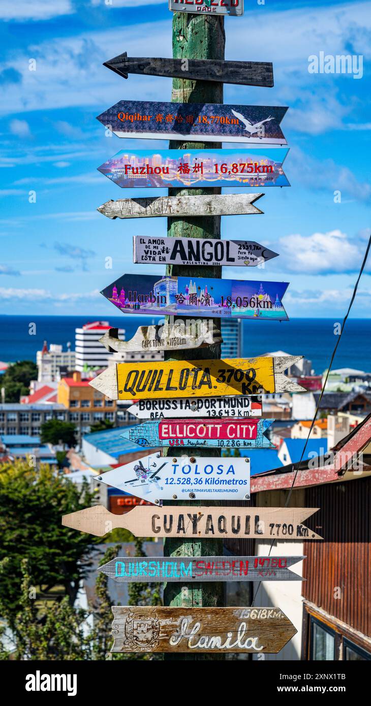 Insegne internazionali, Punta Arenas, Patagonia, Cile, Sud America Foto Stock