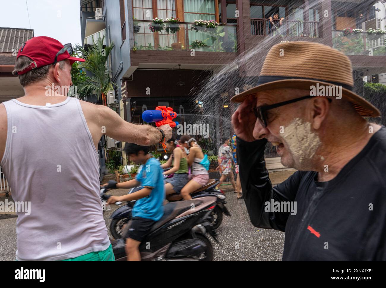 Songkram Thai Buddhist Capodanno sfilata, benedizioni e celebrazioni di battaglie d'acqua a Chiang mai, Thailandia, Sud-est asiatico, Asia Foto Stock