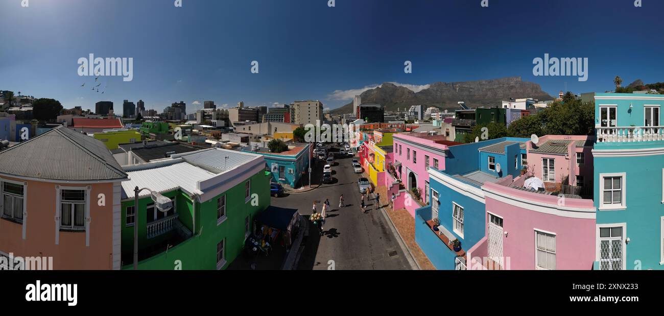 Vista panoramica aerea del Bo-Kaap (quartiere malese) sulle pendici di Signal Hill sopra il centro della città, città del Capo Foto Stock