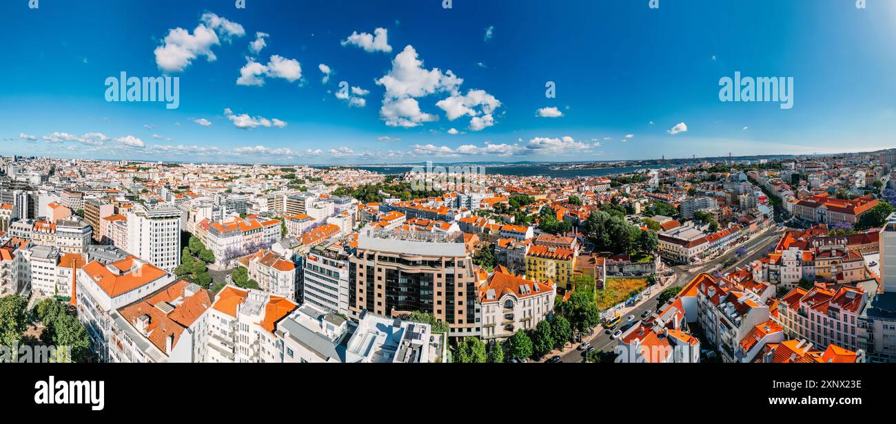 Vista panoramica aerea del quartiere Baixa di Lisbona in una giornata di sole guardando verso sud verso il Tago con il Ponte del 25 aprile visibile, Lisbona Foto Stock