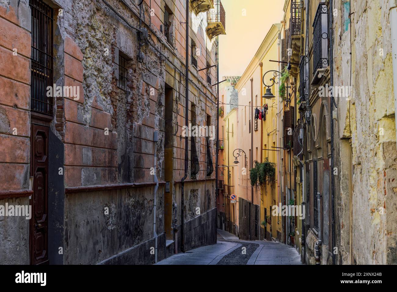 Vicolo stretto della città vecchia con edifici tradizionali, Cagliari, Sardegna, Italia, Mediterraneo, Europa Foto Stock