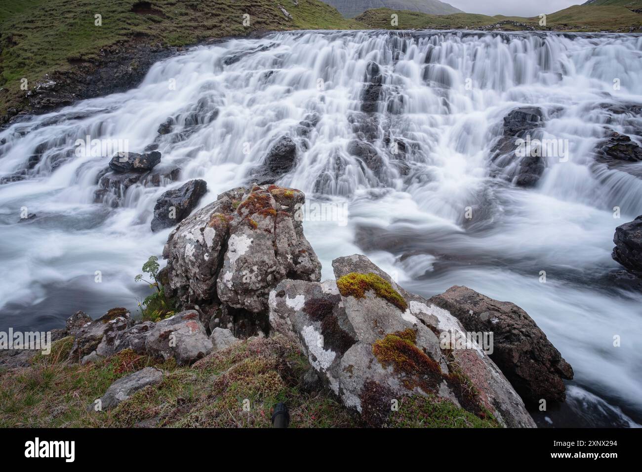 Cascata di Reipsafossur nell'isola di Vagar, isole Faroe, Danimarca, Atlantico settentrionale, Europa Foto Stock