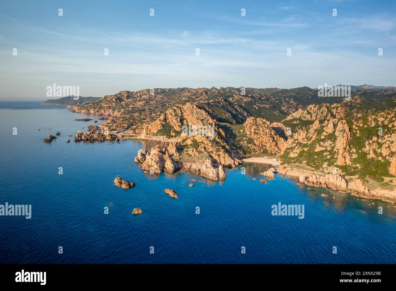 Vista aerea del paesaggio dorato della Costa Paradiso, Sardegna, Italia, Mediterraneo, Europa Foto Stock