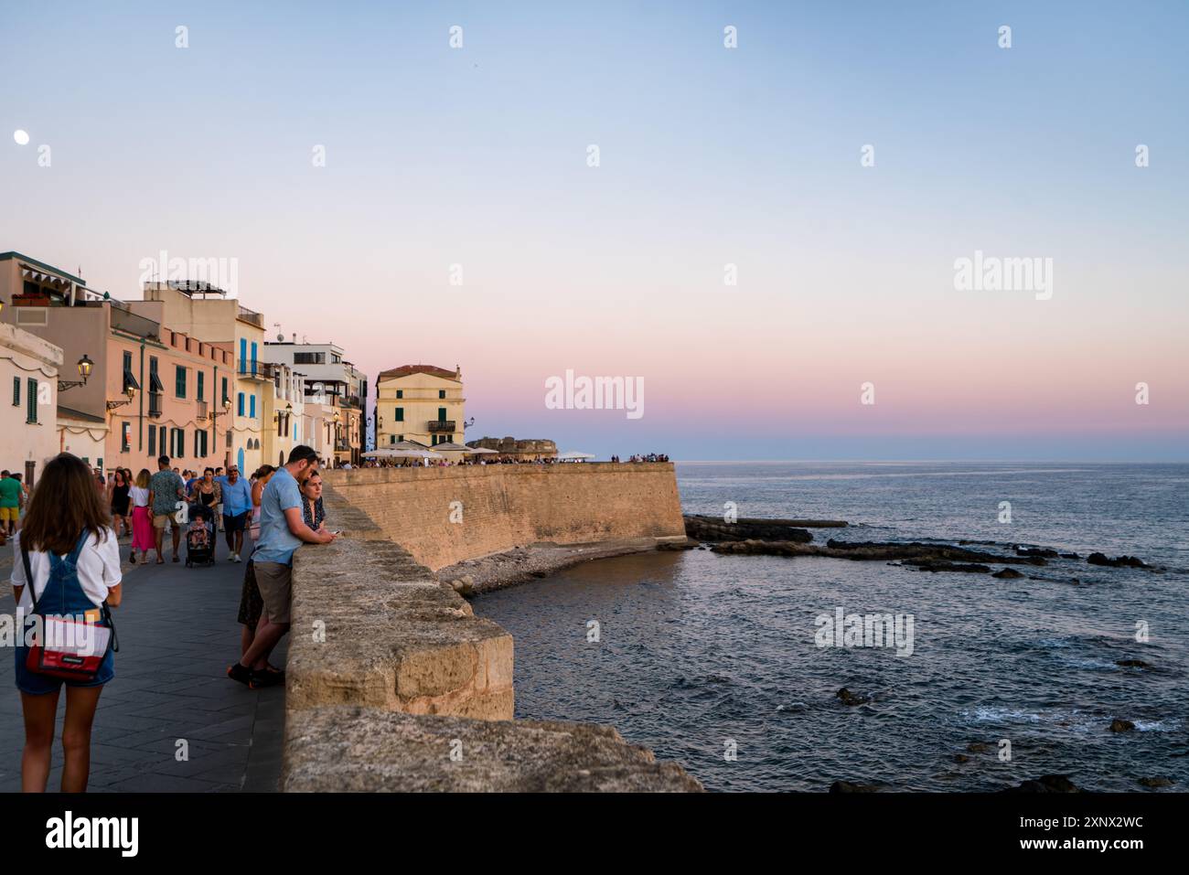 Mura di Alghero e edifici storici al tramonto, Alghero, Sardegna, Italia, Mediterraneo, Europa Foto Stock