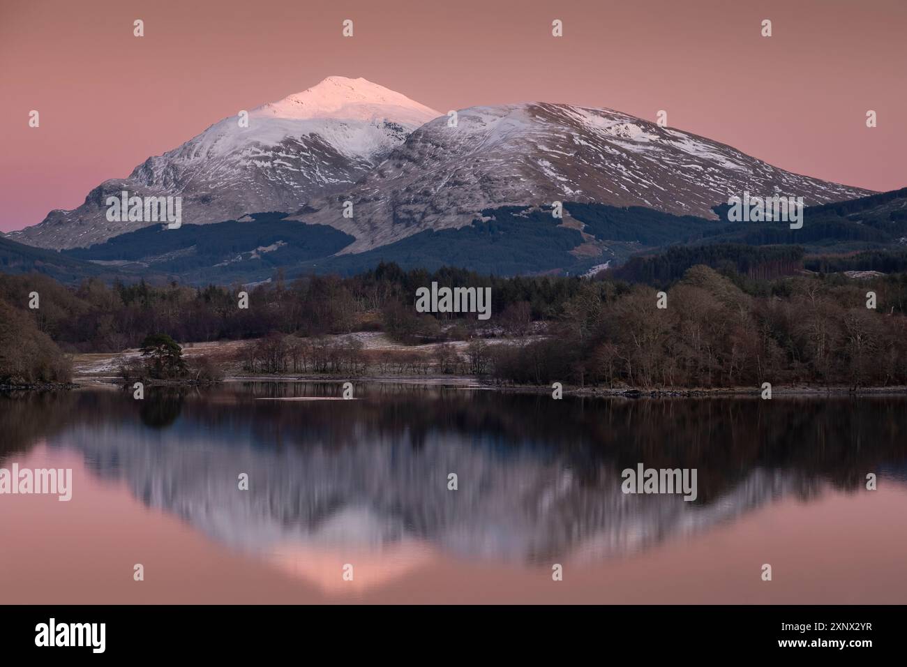 Ultima luce su Ben lui attraverso Loch Awe al crepuscolo, Loch Awe, Argyll e Bute, Highlands scozzesi, Scozia, Regno Unito, Europa Foto Stock