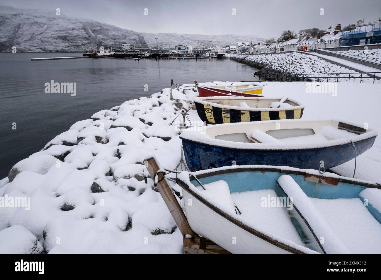 Ullapool Harbour e Loch Broom in inverno, Ullapool, Ross e Cromarty, Highlands scozzesi, Scozia, Regno Unito, Europa Foto Stock