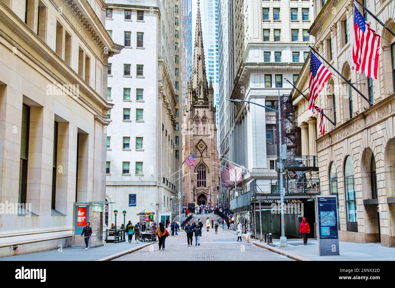 Trinity Church, fondata nel 1697 e ancora in uso, Broadway, quartiere finanziario di Lower Manhattan, vista da Wall Street, New York Foto Stock