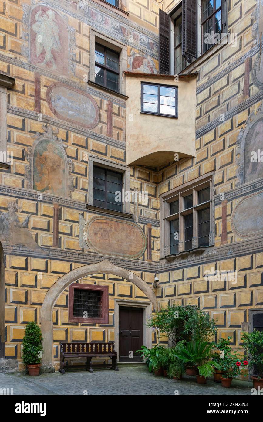 Dettagli della facciata e della finestra nei locali del castello e castello di Cesky Krumlov, Cesky Krumlov, sito patrimonio dell'umanità dell'UNESCO, regione della Boemia meridionale Foto Stock