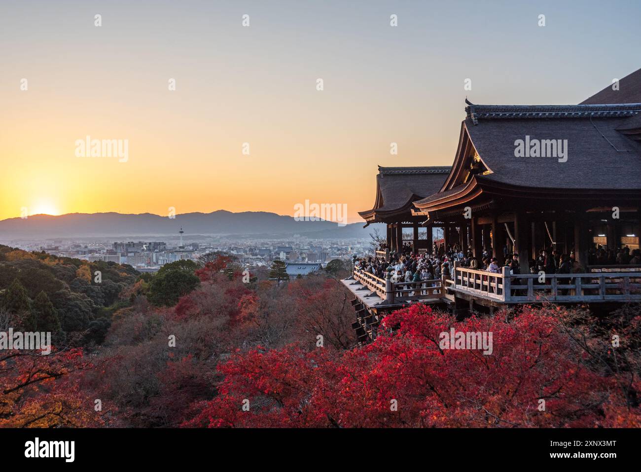 Tempio di Kiyomizu (Kiyomizu-dera) al tramonto serale e al paesaggio autunnale con colori vivaci e skyline, UNESCO, Kyoto, Honshu, Giappone Foto Stock
