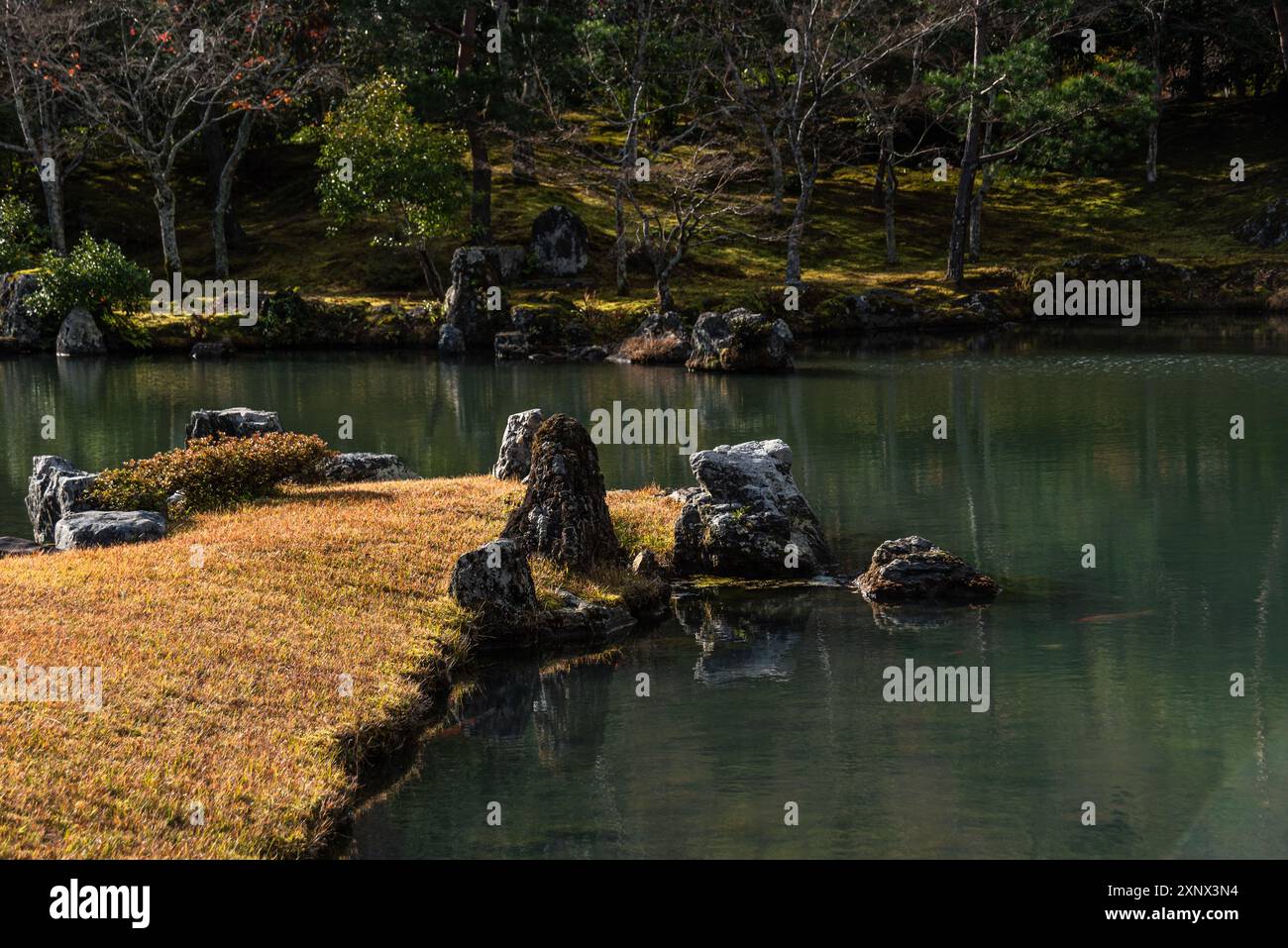 Lago con giardino in pietra Zen del tempio Tenryu-ji, sito patrimonio dell'umanità dell'UNESCO, Kyoto, Honshu, Giappone, Asia Foto Stock