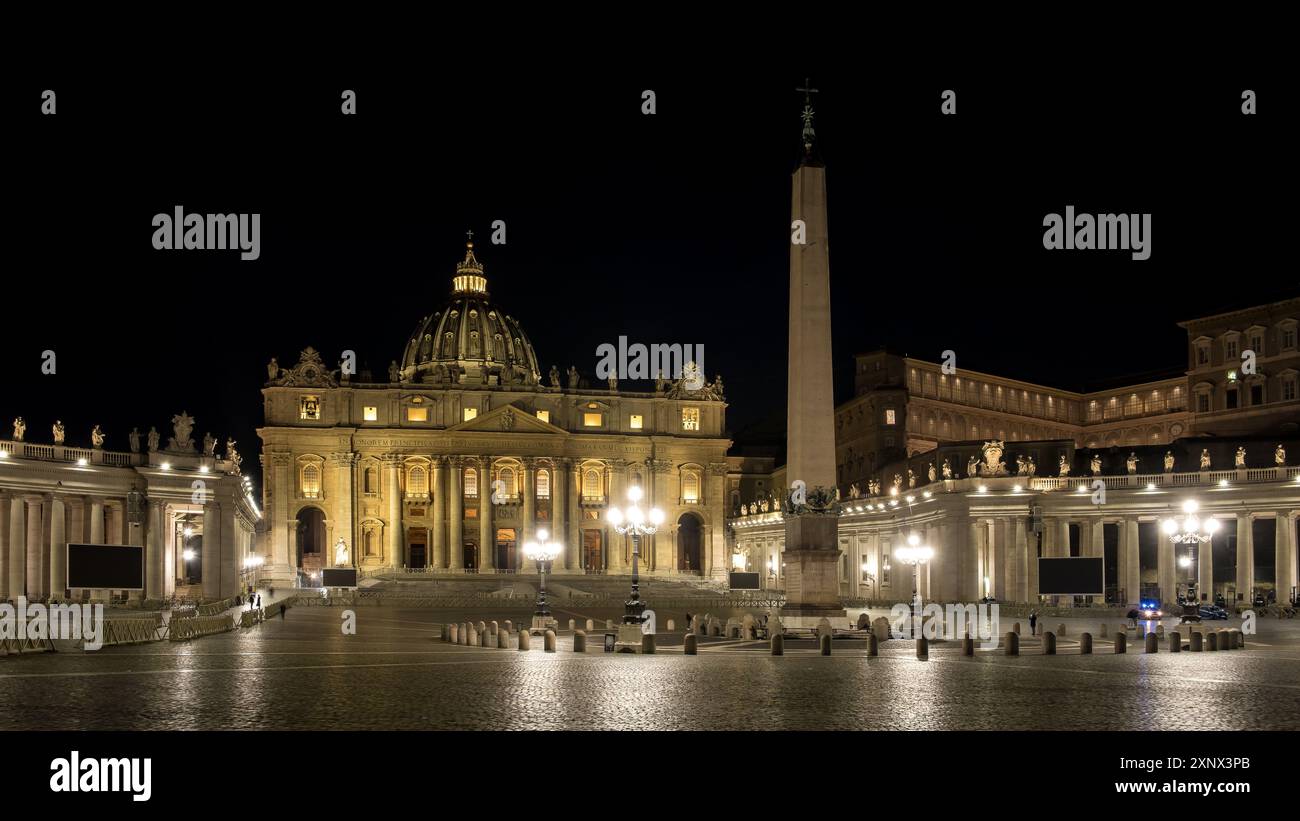 Vista notturna di Piazza San Pietro nella città del Vaticano, l'enclave papale di Roma, con l'obelisco Vaticano, un antico obelisco egizio, UNESCO, Roma Foto Stock