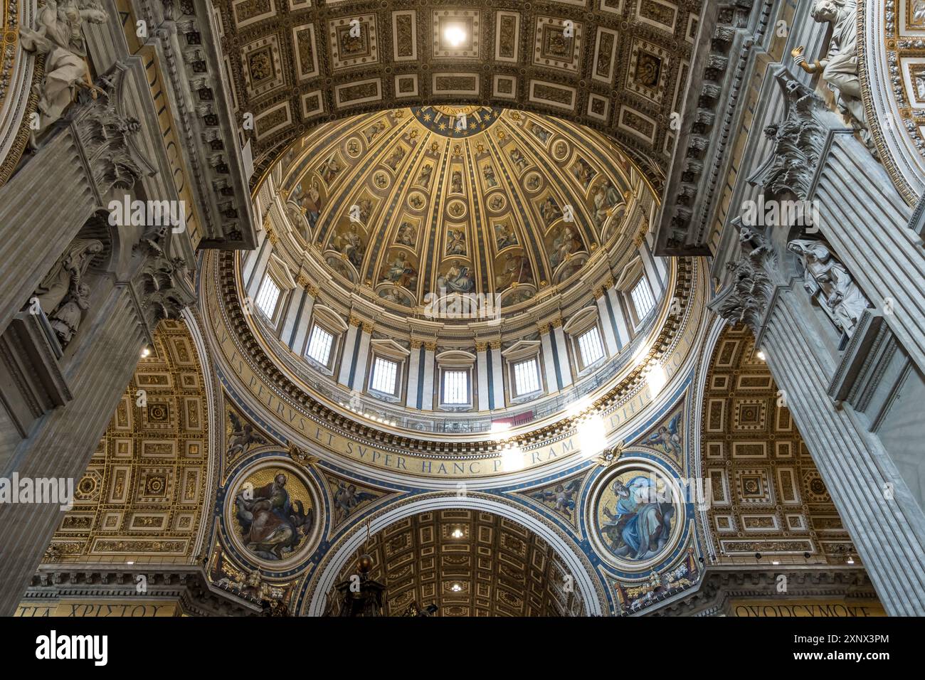 Dettaglio architettonico del soffitto della Basilica di San Pietro nella città del Vaticano, l'enclave papale a Roma, UNESCO, Roma, Lazio, Italia Foto Stock