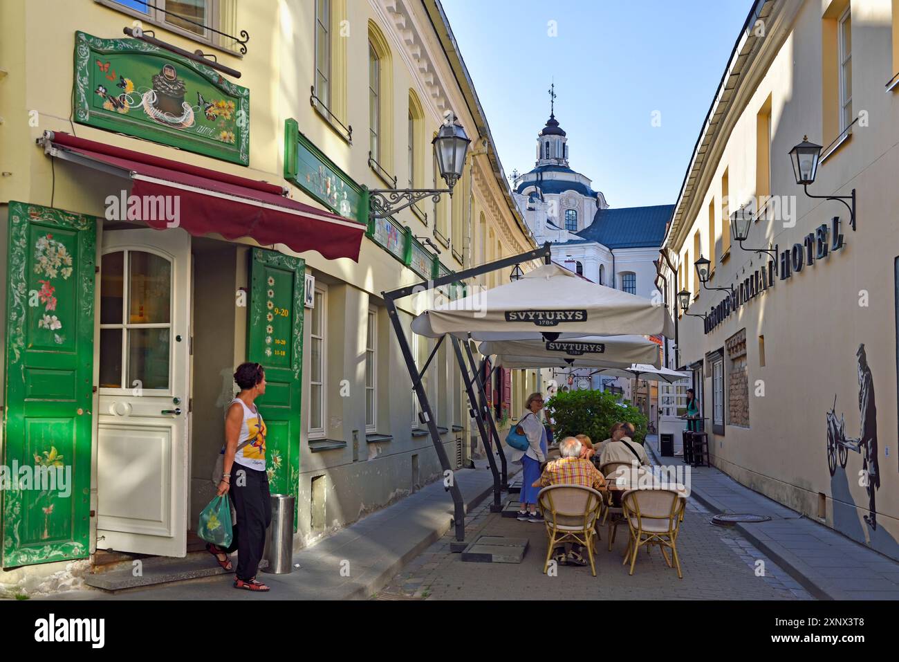 Terrazza e facciata del ristorante Poniu Laime in via Stikliu, Vilnius, Lituania, Europa Foto Stock