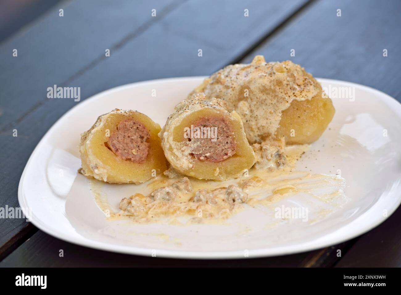 Cepelinai, piatto nazionale, patate ripiene di carne macinata, servito al ristorante-panetteria Romnesa a Strigailiskis, distretto di Ignalina, Lituania Foto Stock