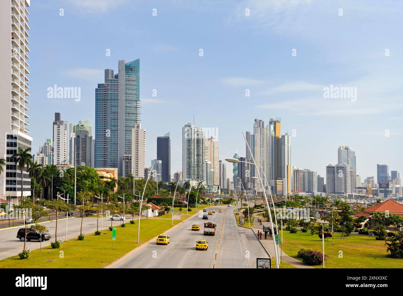 La Cinta Costera (Malecon), una nuova strada e passeggiata costruita su terreni bonificati dalla baia di Panama, Panama City, Repubblica di Panama, America centrale Foto Stock