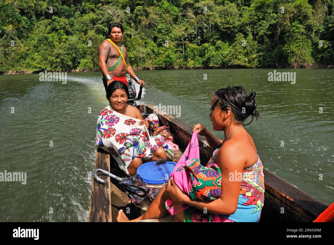 Famiglia della comunità nativa di Embera che vive sul fiume Chagres all'interno del Parco Nazionale di Chagres, Repubblica di Panama, America centrale Foto Stock