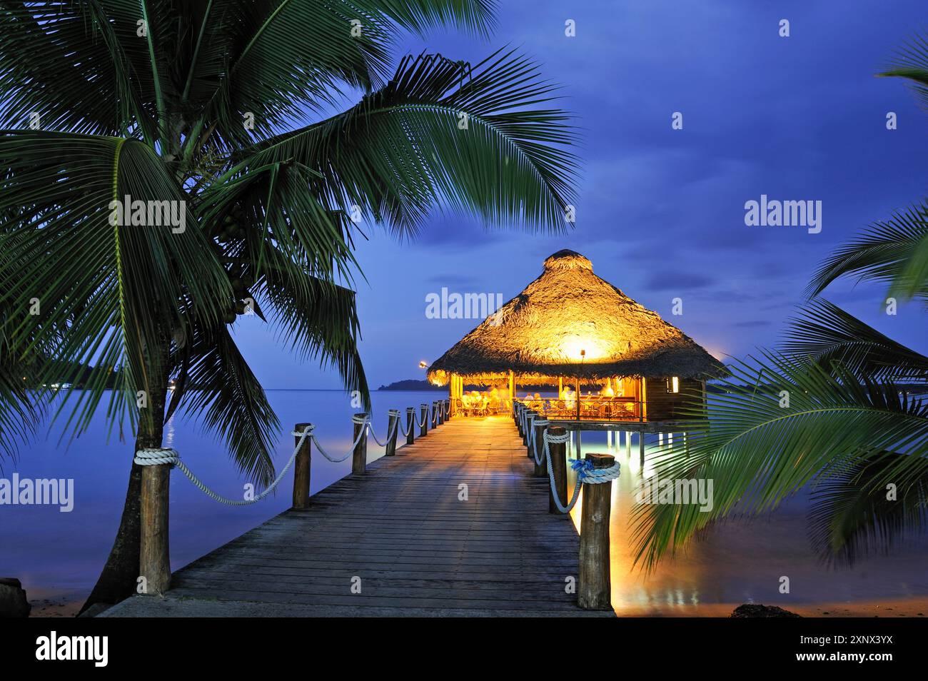 Bar e ristorante su palafitte al crepuscolo, hotel Playa Tortuga, Isola di Colon, Arcipelago Bocas del Toro, Repubblica di Panama, America centrale Foto Stock