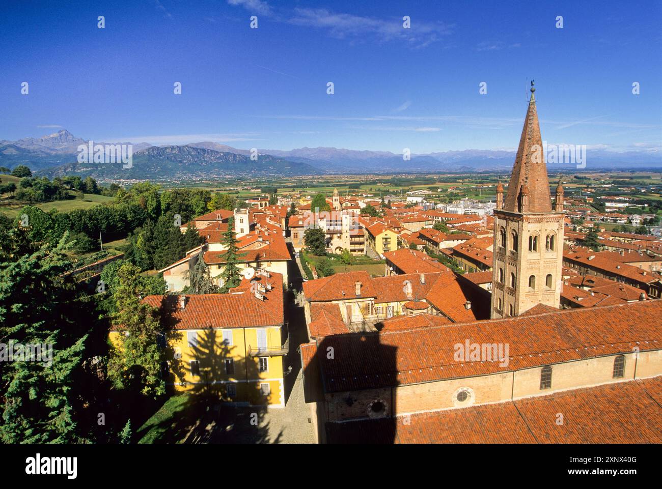Vista con la chiesa domenicana di San Giovanni, Saluzzo, provincia di Cuneo, regione Piemonte, Italia, Europa Foto Stock