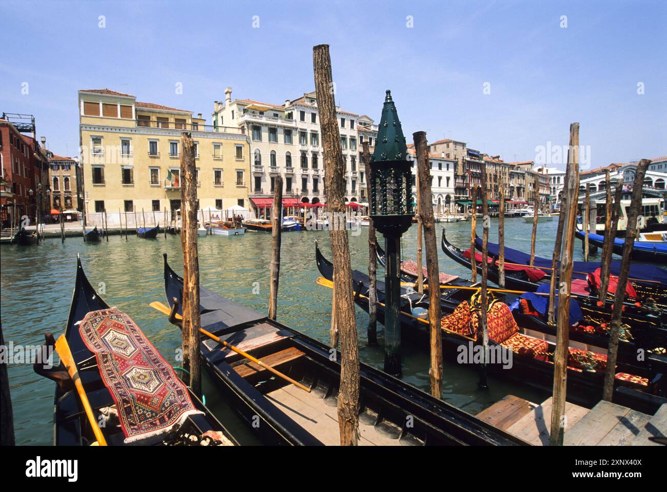 Gondola ormeggiata sul Canal grande, Venezia, sito patrimonio dell'umanità dell'UNESCO, regione Veneto, Italia, Europa Foto Stock