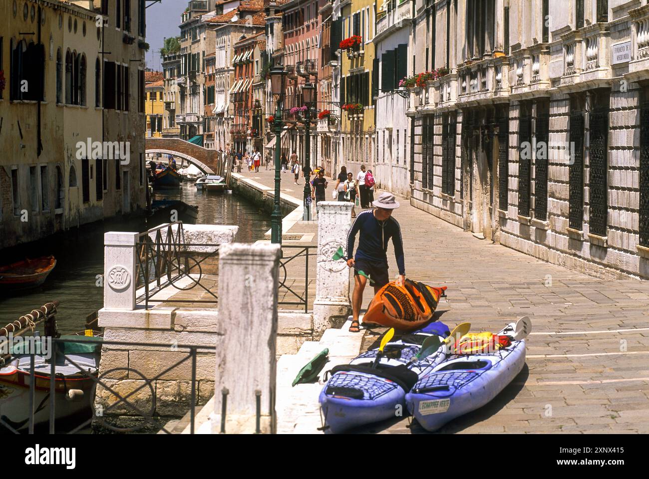 Gita in kayak nel quartiere di Cannaregio, Venezia, patrimonio dell'umanità dell'UNESCO, regione Veneto, Italia, Europa Foto Stock
