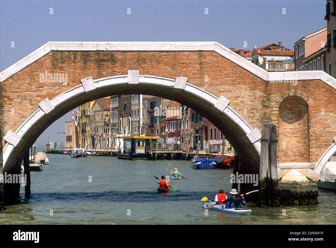 Gita in kayak sul Rio Misericordia nel quartiere di Cannaregio, Venezia, sito patrimonio dell'umanità dell'UNESCO, regione Veneto, Italia, Europa Foto Stock