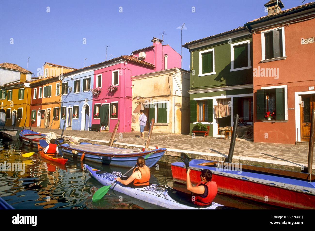 Gita in kayak su un canale dell'isola di Burano, Venezia, patrimonio dell'umanità dell'UNESCO, regione del Veneto, Italia, Europa Foto Stock