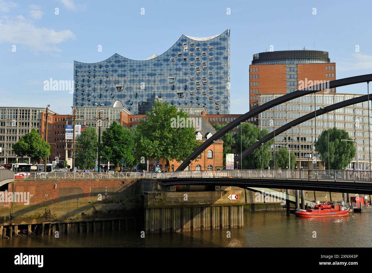 Elbphilharmonie, una sala concerti costruita in cima ad un vecchio edificio di magazzini, dallo studio di architettura svizzero Herzog e de Meuron, vista dal ponte Niederbaumbrucke, quartiere HafenCity, Amburgo, Germania Foto Stock