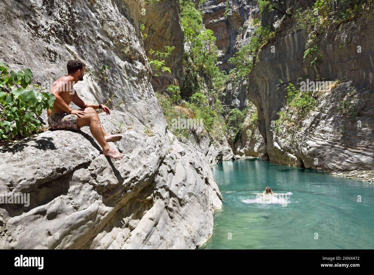 Fare il bagno nel fiume Vjosa (Vjose), Langarice Canyon, Albania, Europa Foto Stock