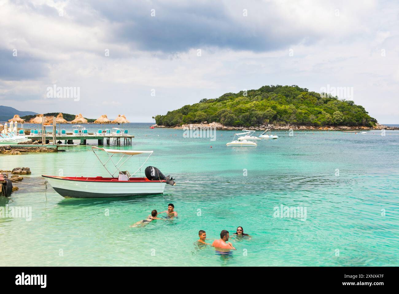 Isolotti e spiagge di Ksamil, a sud di Saranda, costa ionica, Albania, Europa Foto Stock