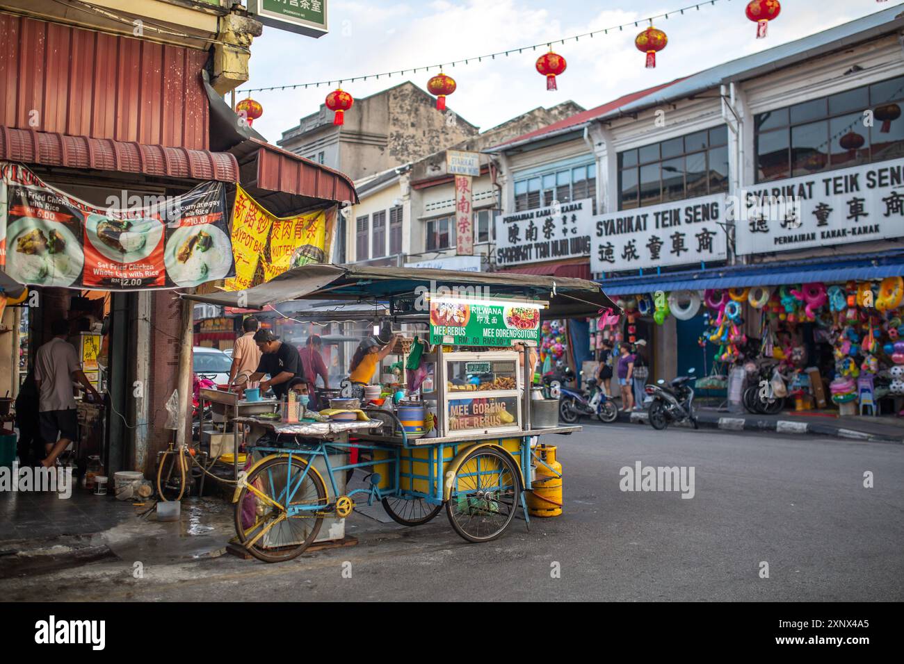 Persone non identificate in Kimberley Street a George Town, Penang, Malesia, Sud-est asiatico, Asia Foto Stock