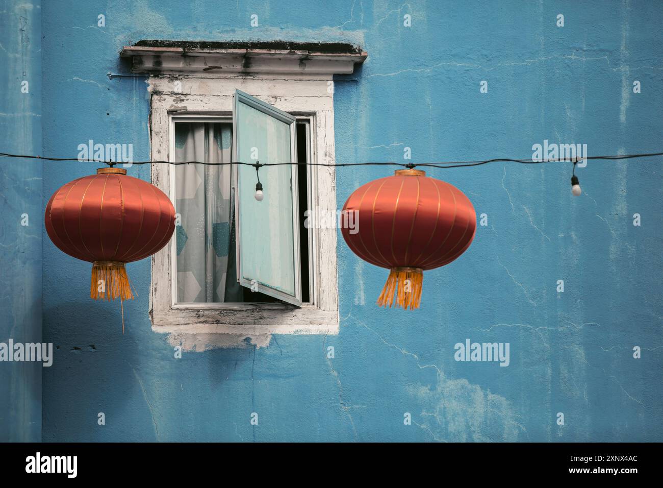 Una finestra e lanterne a George Town, Penang, Malesia, Sud-est asiatico, Asia Foto Stock