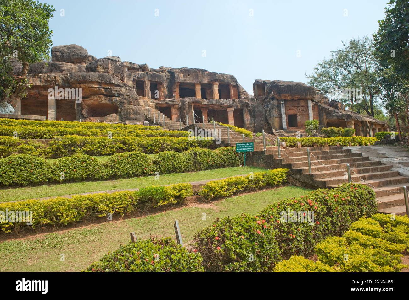 Giardino all'ingresso delle grotte di Udayagiri e Khandagiri scolpite sulla collina come ritiri religiosi per Jains, Bhubaneswar, Orissa, India Foto Stock