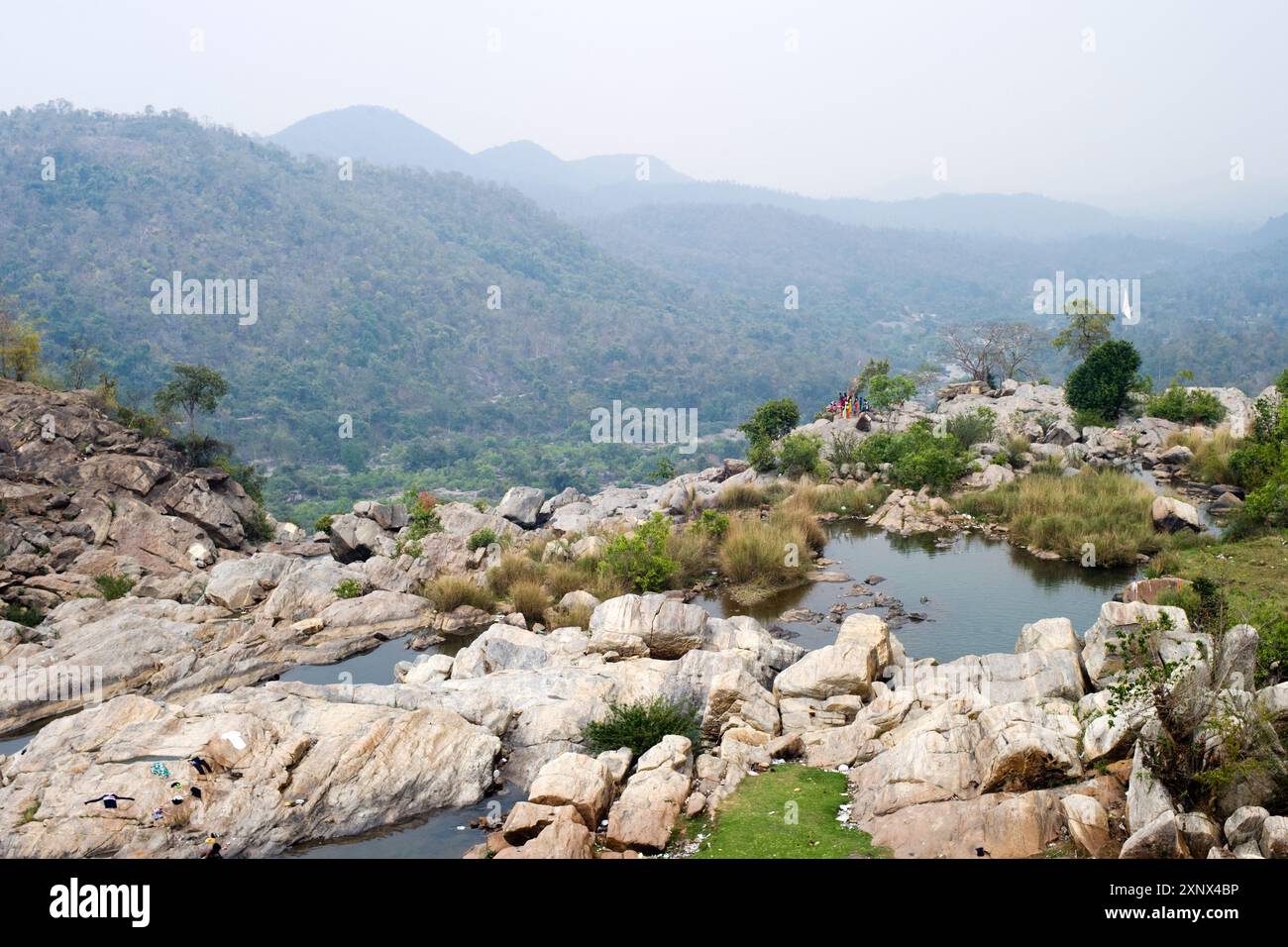 Le donne tribali locali si riuniscono vicino alla cascata Hundru per festeggiare Shiva, l'essere Supremo nello Shaivismo indù, Ranchi, Jharkhand, India Foto Stock