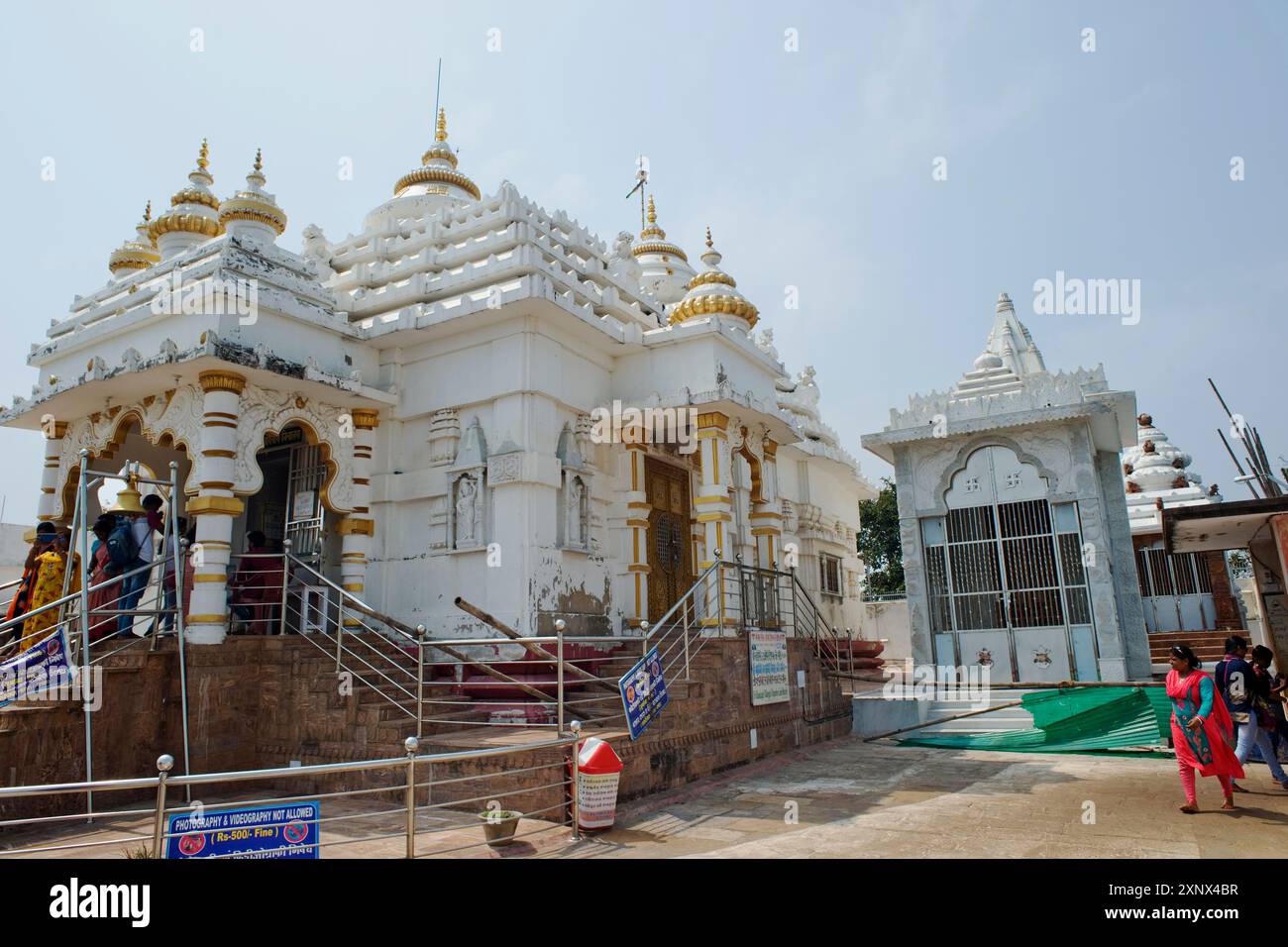 Il tempio giainista Digambara, in cima alla collina, sorge sopra il complesso di grotte Udayagiri e Khandagiri, Bhubaneswar, Odisha, India Foto Stock