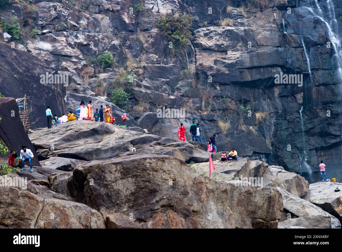 Le donne tribali locali si riuniscono vicino alla cascata Hundru per festeggiare Shiva, l'essere Supremo nello Shaivismo indù, Ranchi, Jharkhand, India Foto Stock