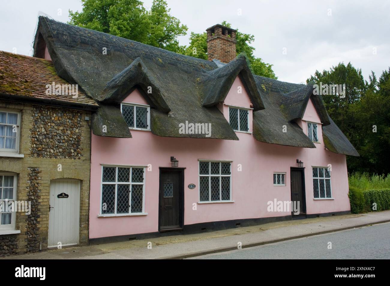 Una casa di paglia nella città medievale di lana con case in legno che risalgono per lo più al XV secolo, Lavenham, Suffolk, Inghilterra, Regno Unito Foto Stock