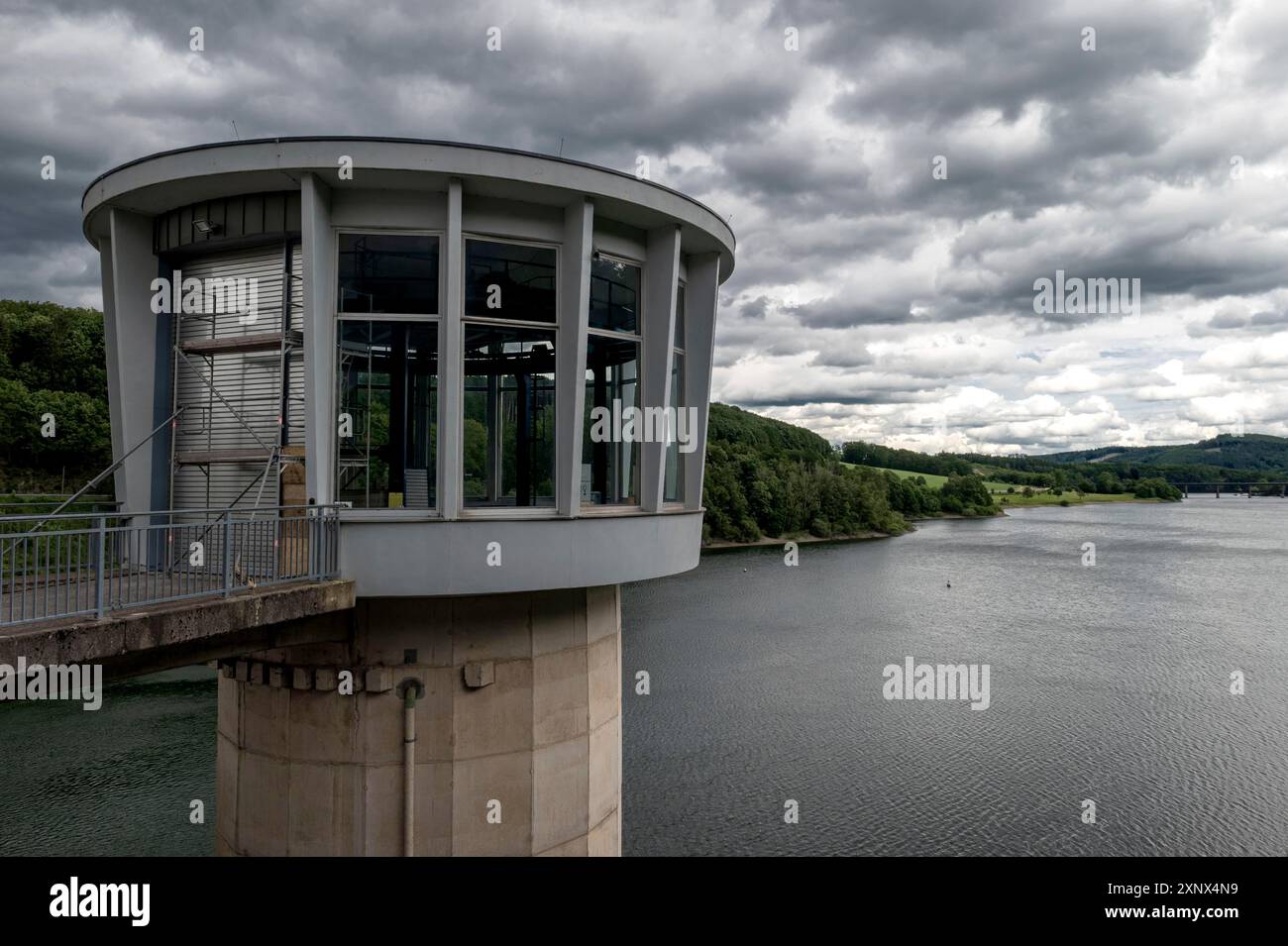 Vista dal muro della diga del Listertalsperre in direzione est, parco naturale Park Sauerland-Rothaargebirge, quartiere Olpe, vicino a Biggesee, nord Foto Stock