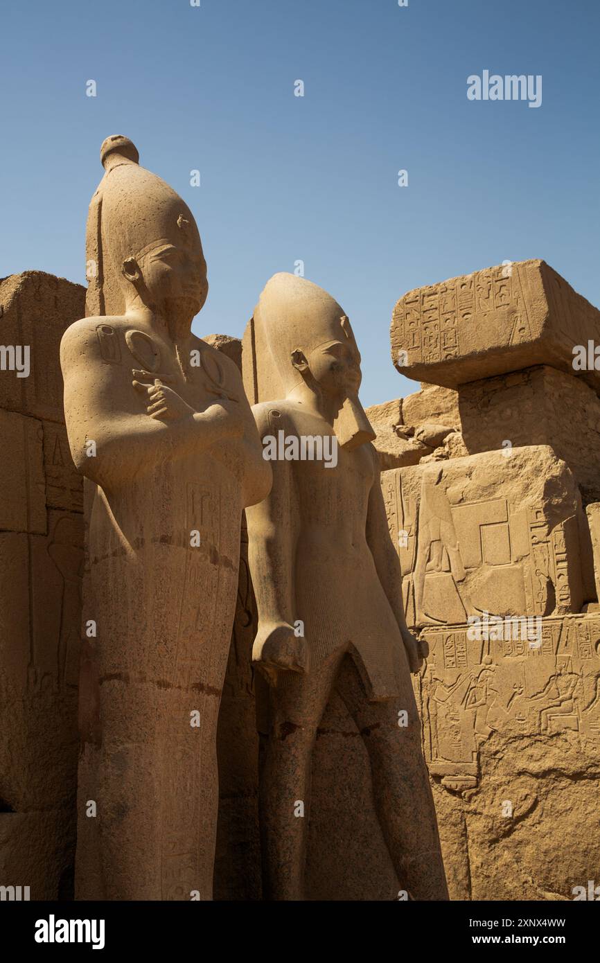 Statua di Thutmose III a sinistra e Amenofi II, 8° pilone, complesso del Tempio di Karnak, sito Patrimonio dell'Umanità dell'UNESCO, Luxor, Egitto, Nord Africa, Africa Foto Stock