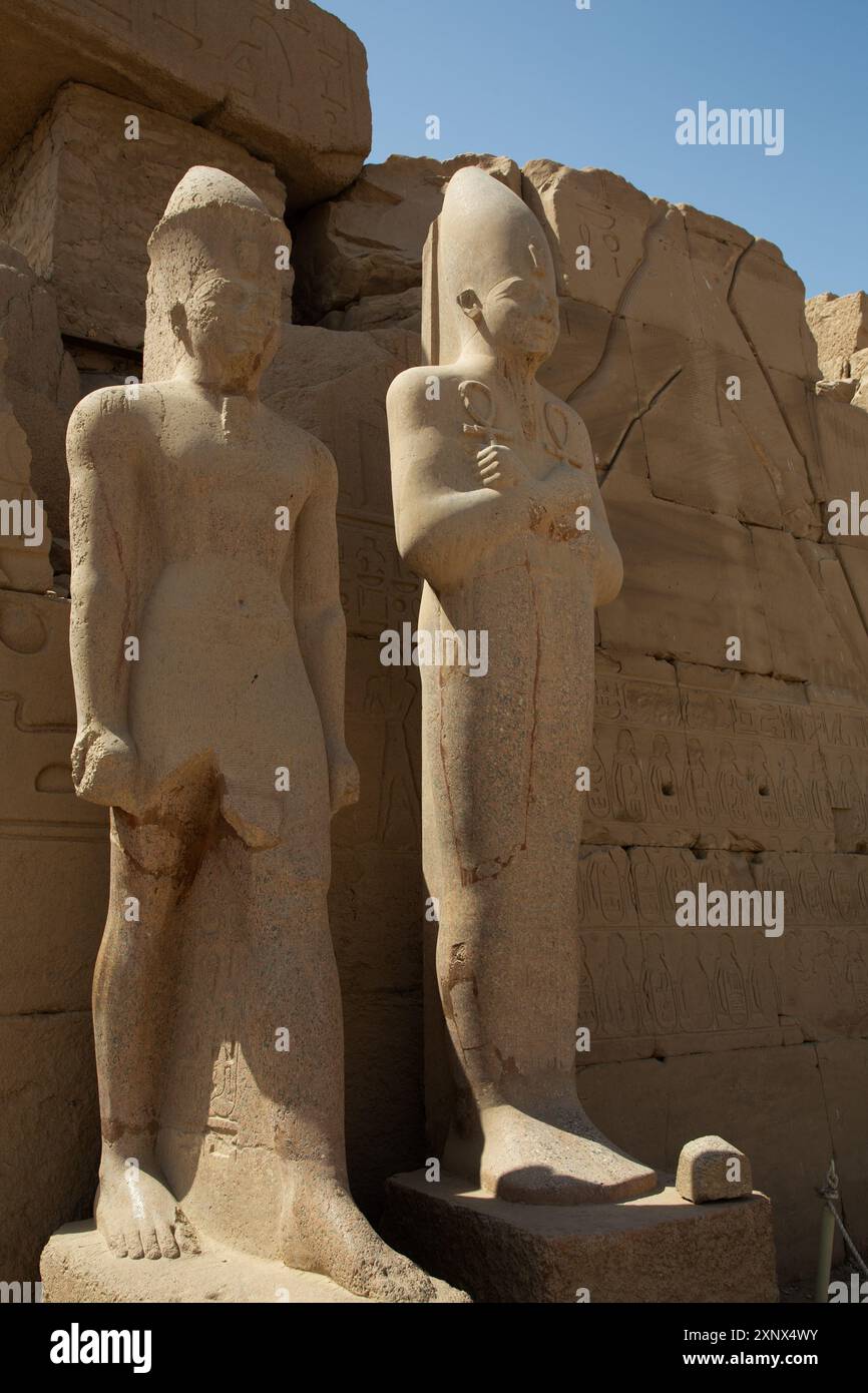 Statue di Thutmose III, pilone 7, complesso del tempio di Karnak, sito patrimonio dell'umanità dell'UNESCO, Luxor, Egitto, Nord Africa, Africa Foto Stock