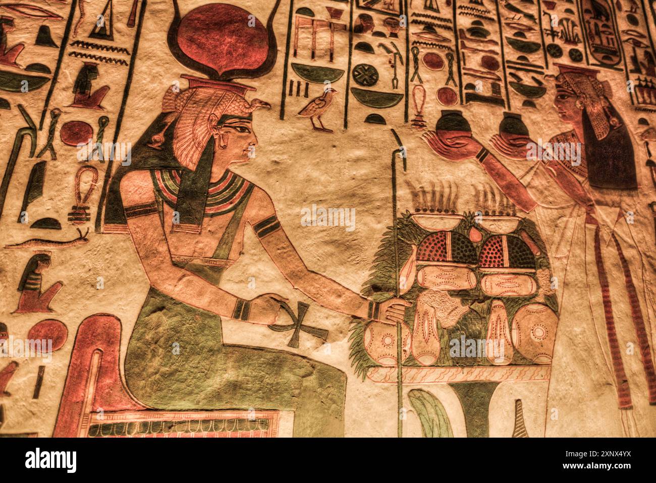 Immagine della dea Hathor a sinistra e Nefertari, dipinti e rilievo, Tomba di Nefertari, QV66, Valle delle Regine, Antica Tebe, UNESCO, Luxor Foto Stock