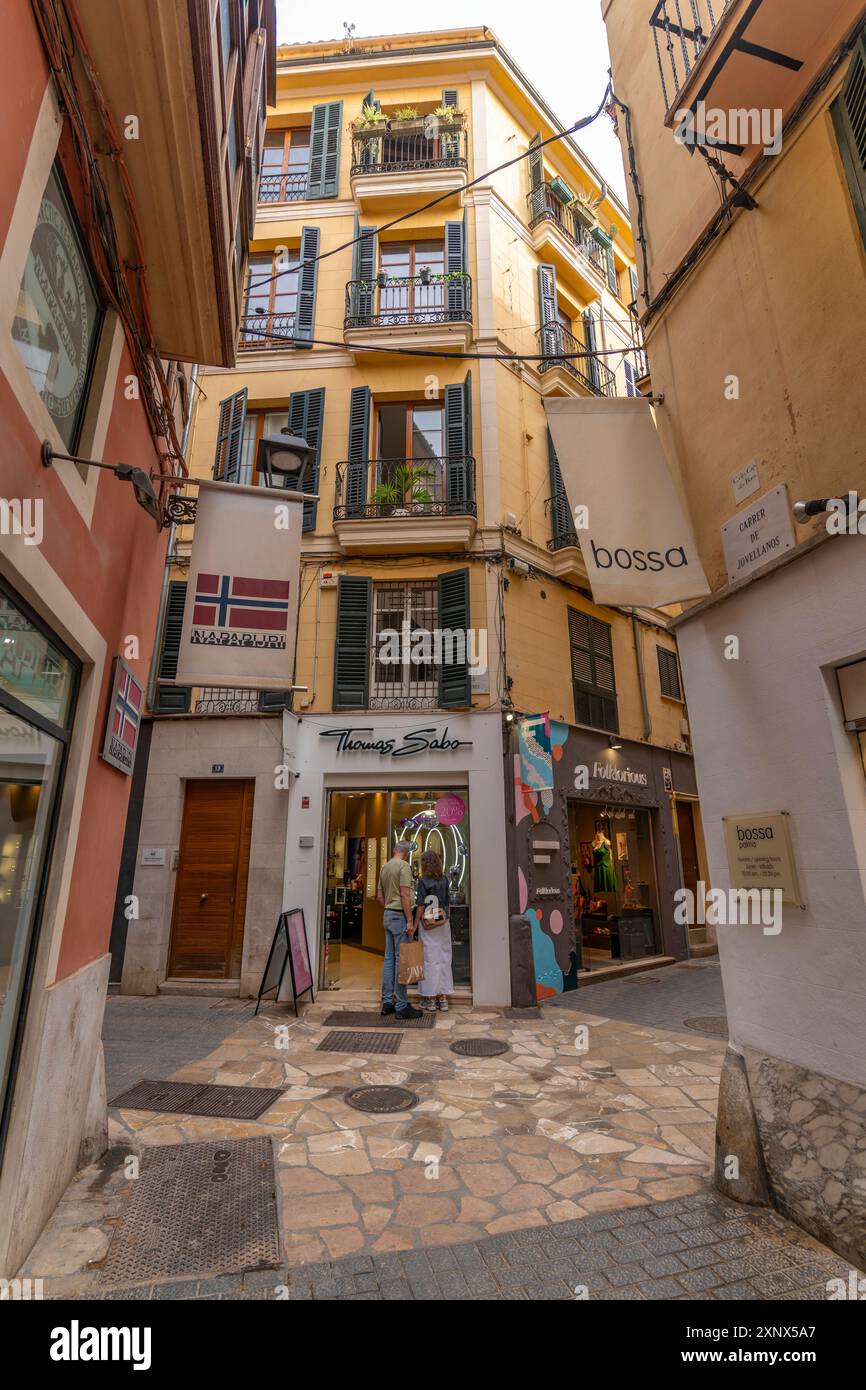 Vista dei negozi e dell'architettura a Palma, Palma de Mallorca, Maiorca, Isole Baleari, Spagna, Mediterraneo, Europa Foto Stock