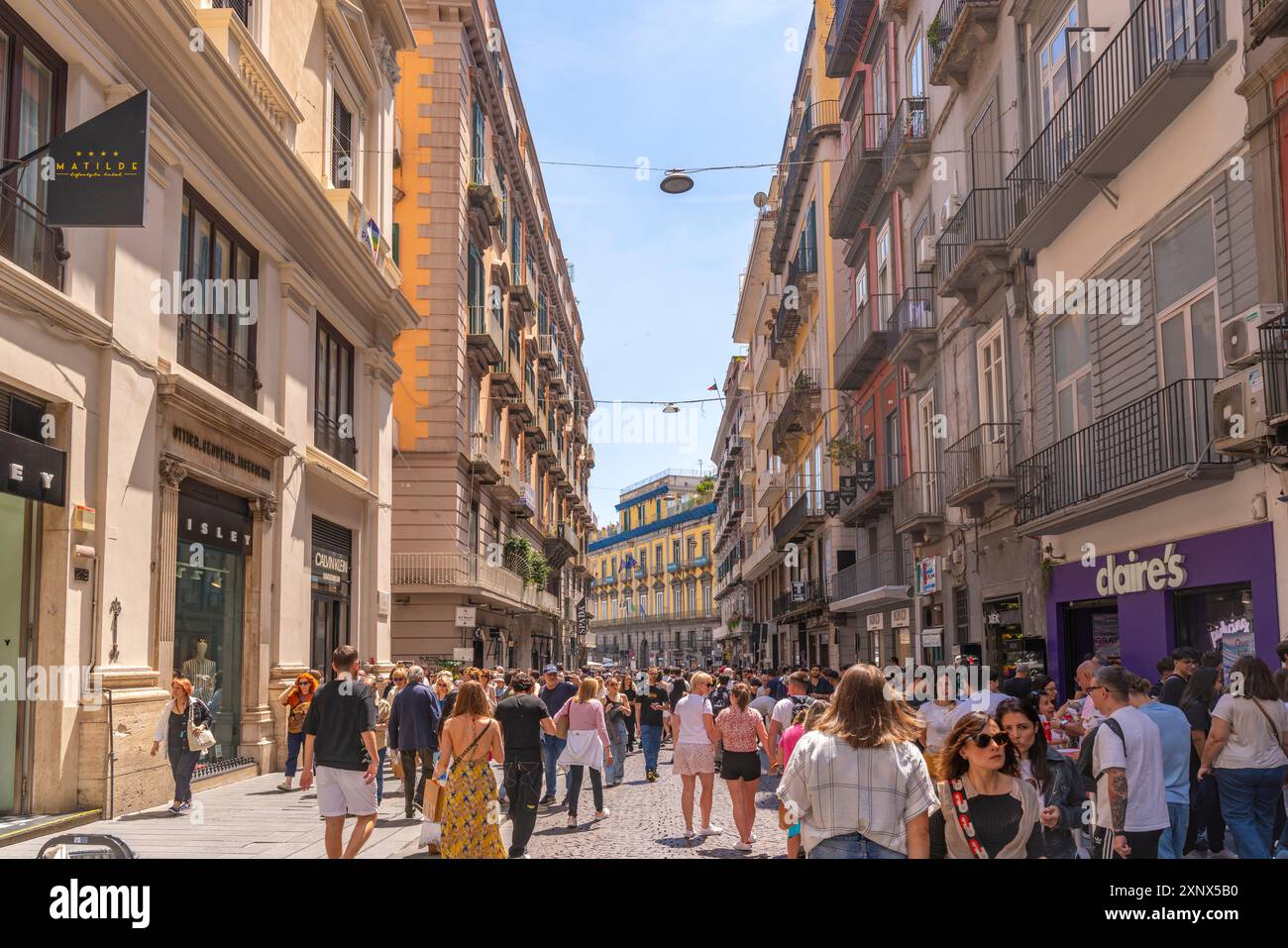 Vista dell'architettura e dei negozi di via Toledo, Napoli, Campania, Italia, Europa Foto Stock