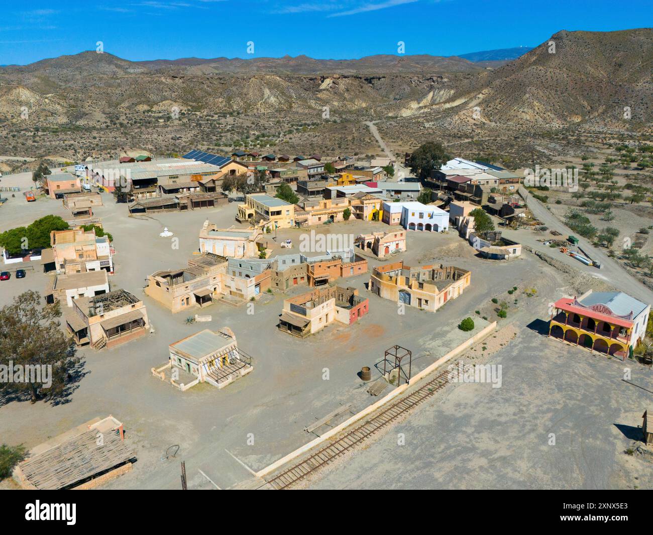 Primo piano di una città del selvaggio West nel deserto con edifici e binari ferroviari, vista aerea, Fort Bravo, città occidentale, deserto, Desierto de Tabernas Foto Stock