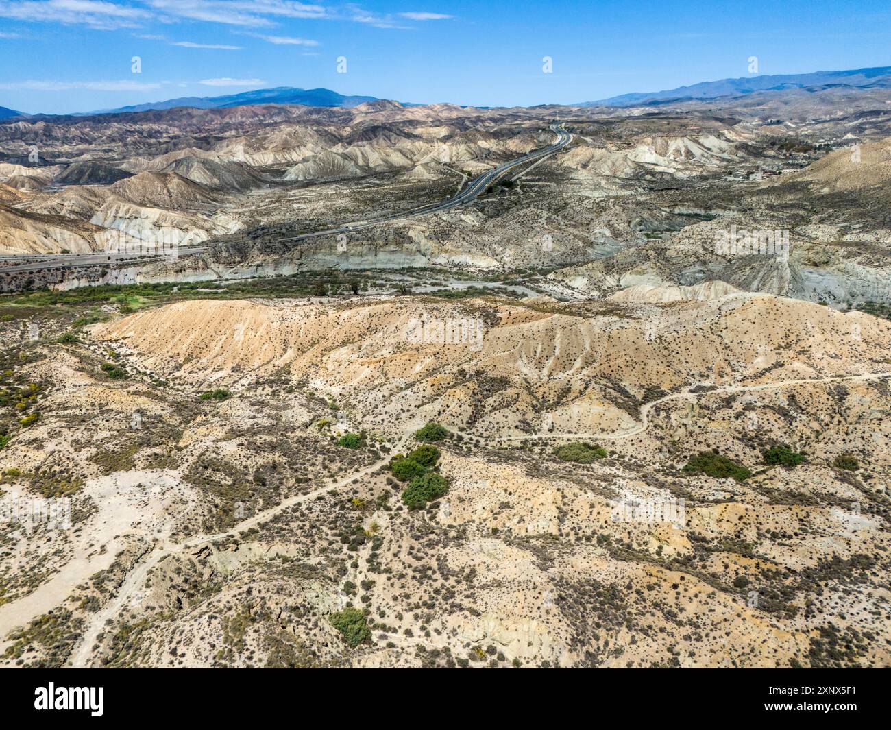 Paesaggio desertico secco con aspre colline e una strada sotto un cielo limpido, vista aerea, deserto di Tabernas, Desierto de Tabernas, Tabernas, Almeria Foto Stock