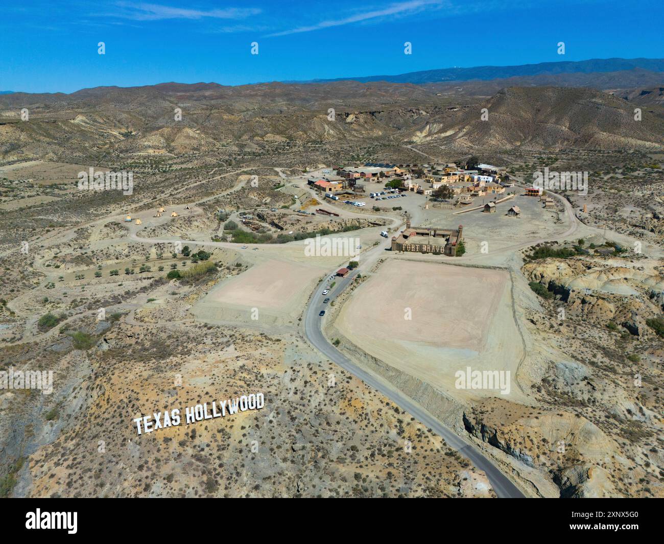 Vista aerea di un paesaggio desertico con montagne, edifici e la scritta "Texas Hollywood", vista aerea, Fort Bravo, città occidentale, deserto Foto Stock